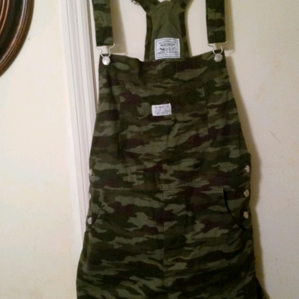 Camo short. Jumper
